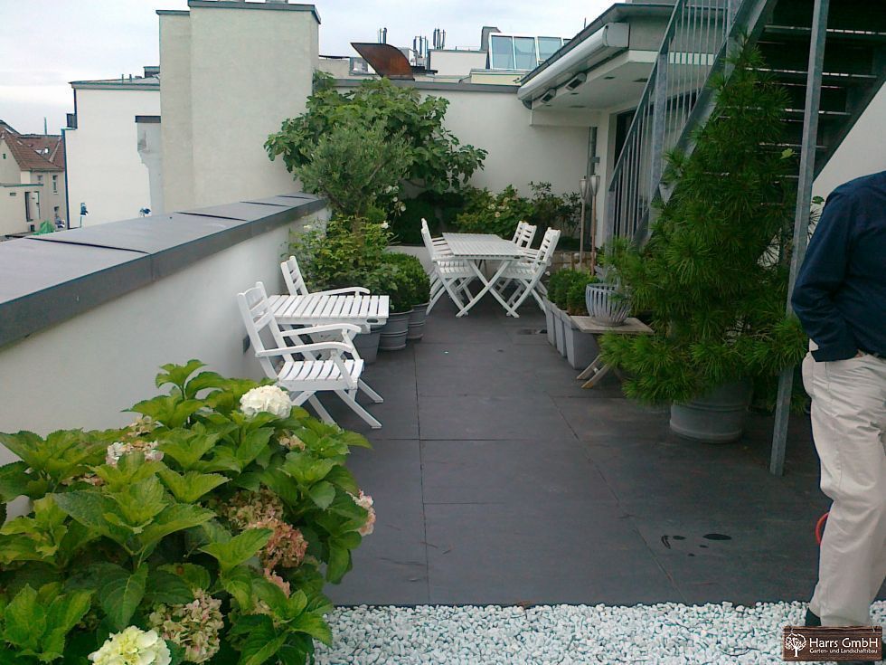 Von Harrs angelegte Gartenanlage mit Terrasse